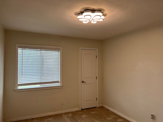 Building Photo - Charming 3 bedroom & 2 bath For Rent!