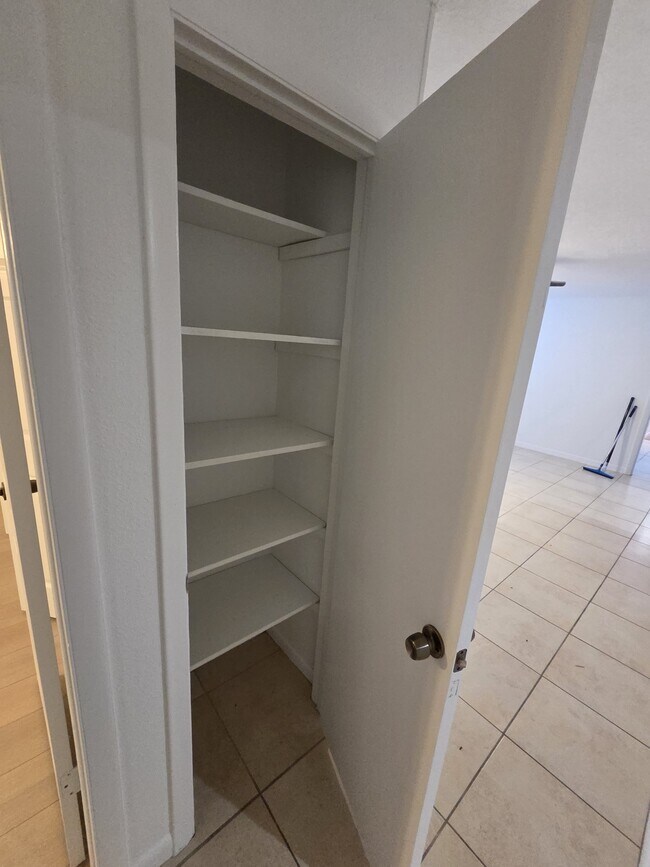 Building Photo - 606 Lakespur Ln