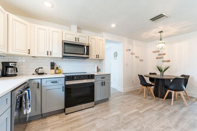 Building Photo - Fully Renovated Beachside Beauty – Walk to the Sand