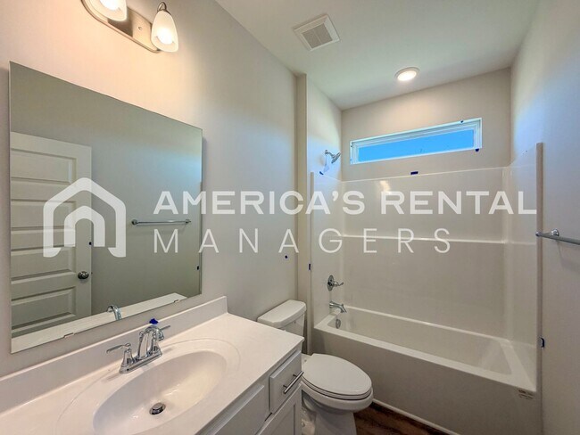 Building Photo - Southern Charm Meets Contemporary Style in Tuscaloosa! Sign a 13-month lease by 5/15/2026 and rec...