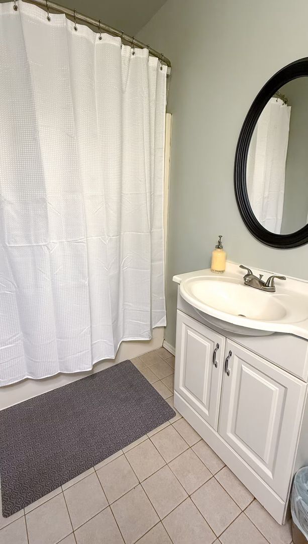 Building Photo - MOVE IN READY!!