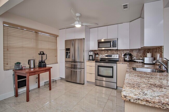 Building Photo - 2301 Lucaya Ln