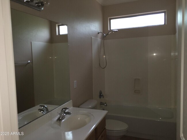 Building Photo - 164 W Goldfinch Way