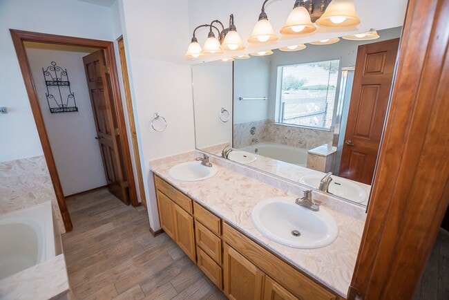 Building Photo - Large Home in Quiet Area, 3 Bedroom, 2 Bat...