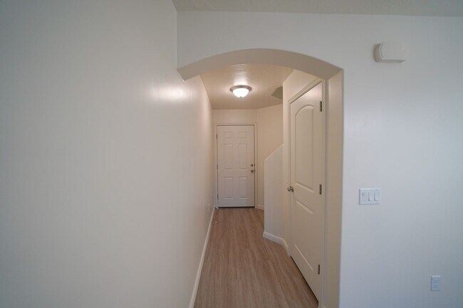 Building Photo - Remodeled 3 Bed / 2.5 Bath Townhome in Great Location