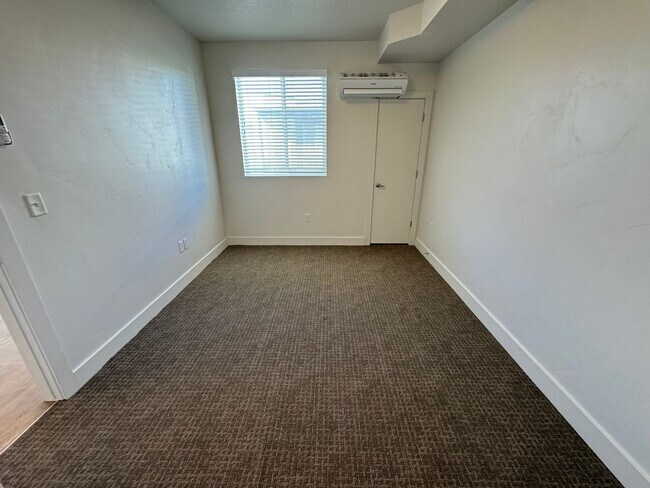 Building Photo - 1 Bedroom 1 Bath in SLC! Internet and cabl...