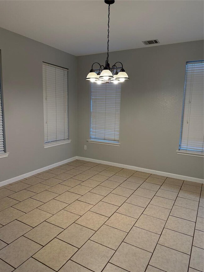 Building Photo - 4465 Mather