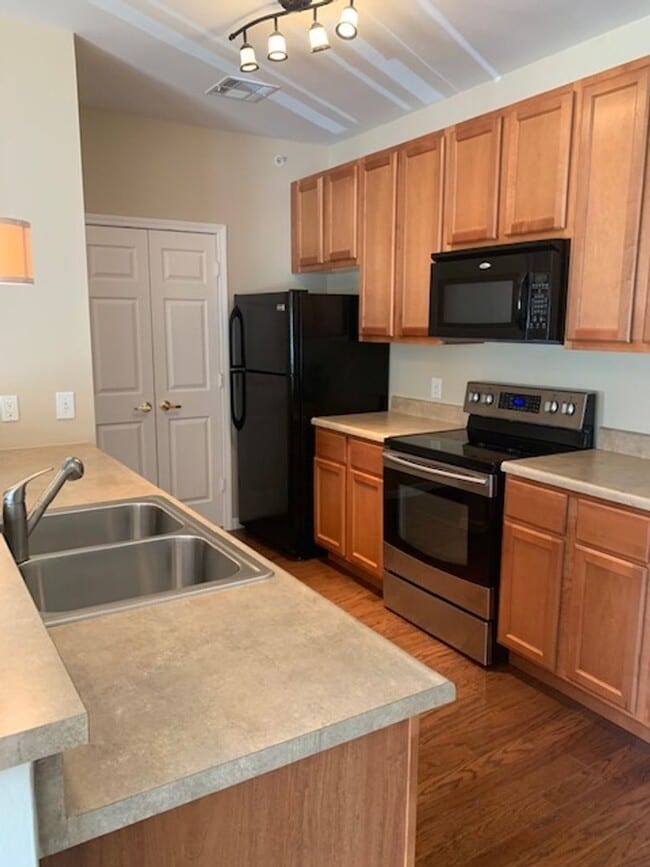 Building Photo - Beautiful Condo!