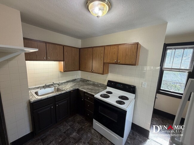 Building Photo - Upper Level 2 Bedroom, 1 Bathroom Duplex - Tenant Pays ALL Utilities