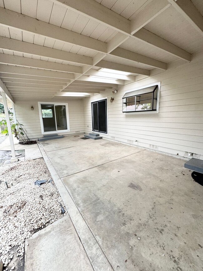 Building Photo - THREE BEDROOM TWO BATH  HOME in the Pocket...