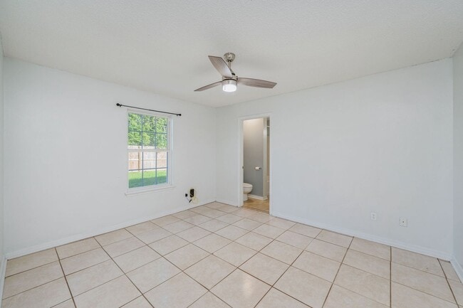 Building Photo - North Crestview Home!