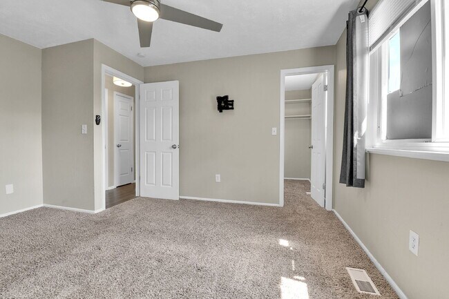 Building Photo - $2,995 - 4 Bed, 2 Bath Home in Aurora with...