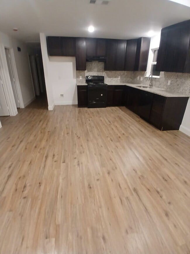 Building Photo - 729 Oak Landing Cir