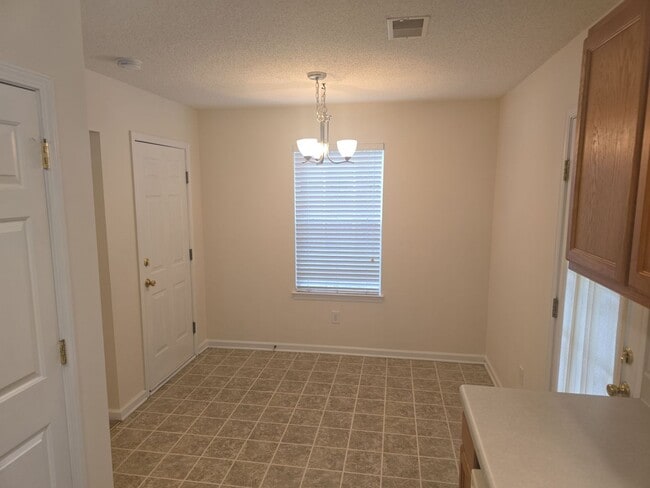 Building Photo - 3 bedroom, 2 bath home in a great area nea...