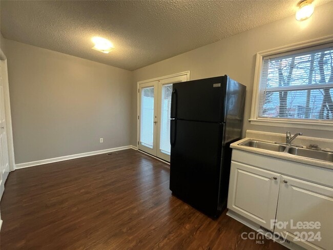 Building Photo - 206 W 15th St