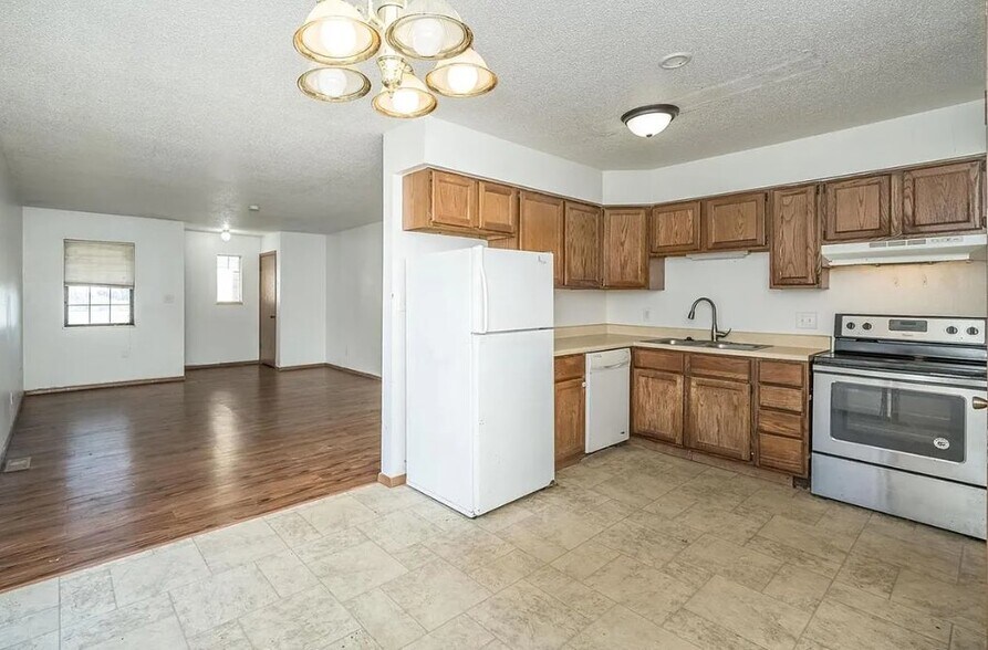 Building Photo - 303 Campus Dr