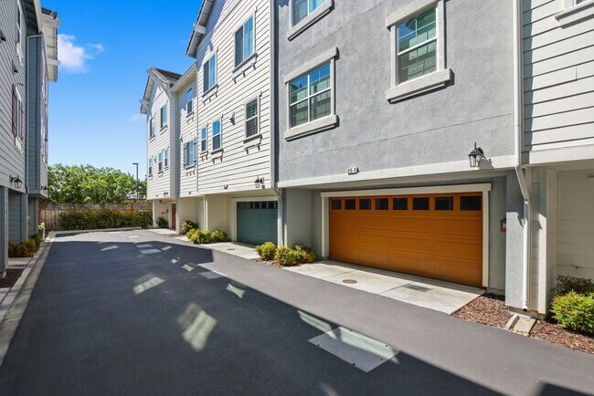 Building Photo - Spacious 3 Bed Townhome with Garage, A/C & Modern Finishes
