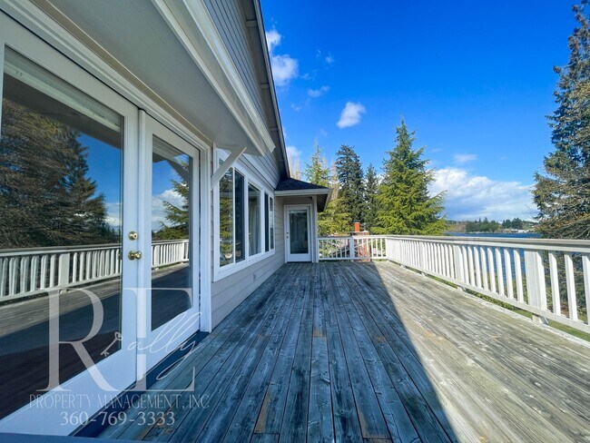 Building Photo - Fantastic Private Lakefront Rambler