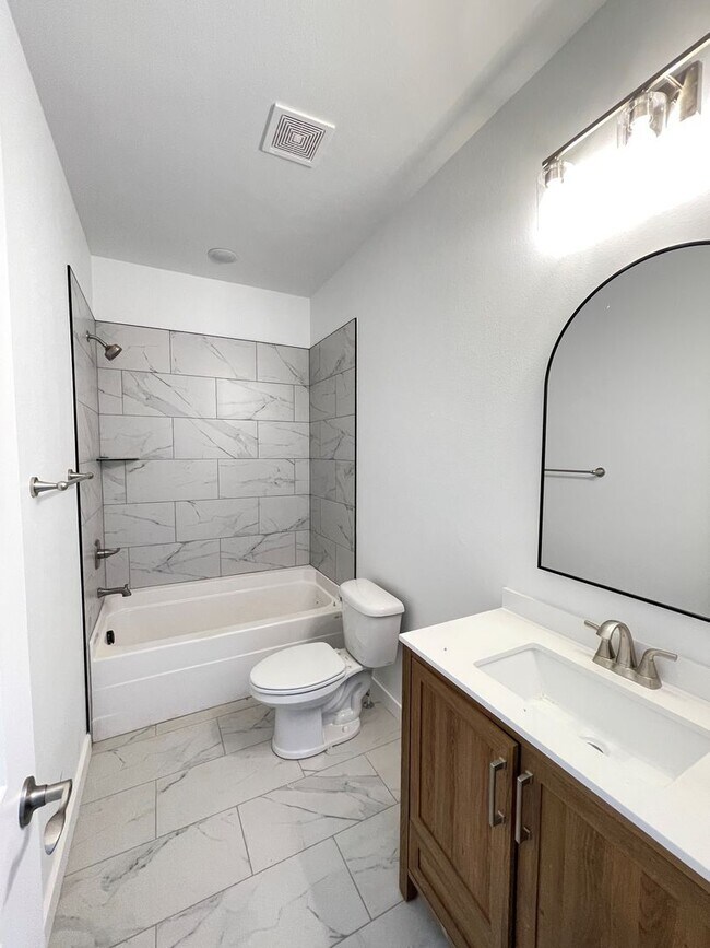 Building Photo - Brand new modern townhomes