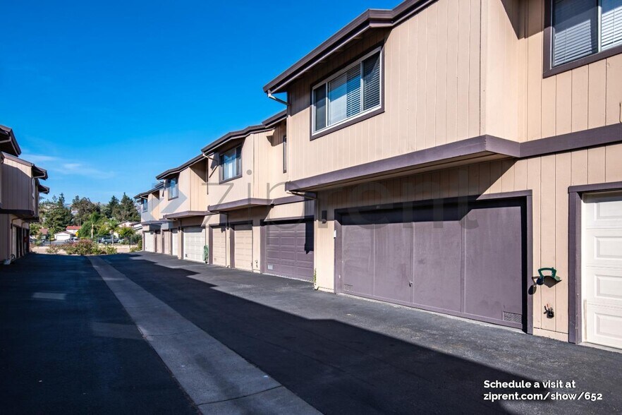 Building Photo - 151 Silcreek Dr