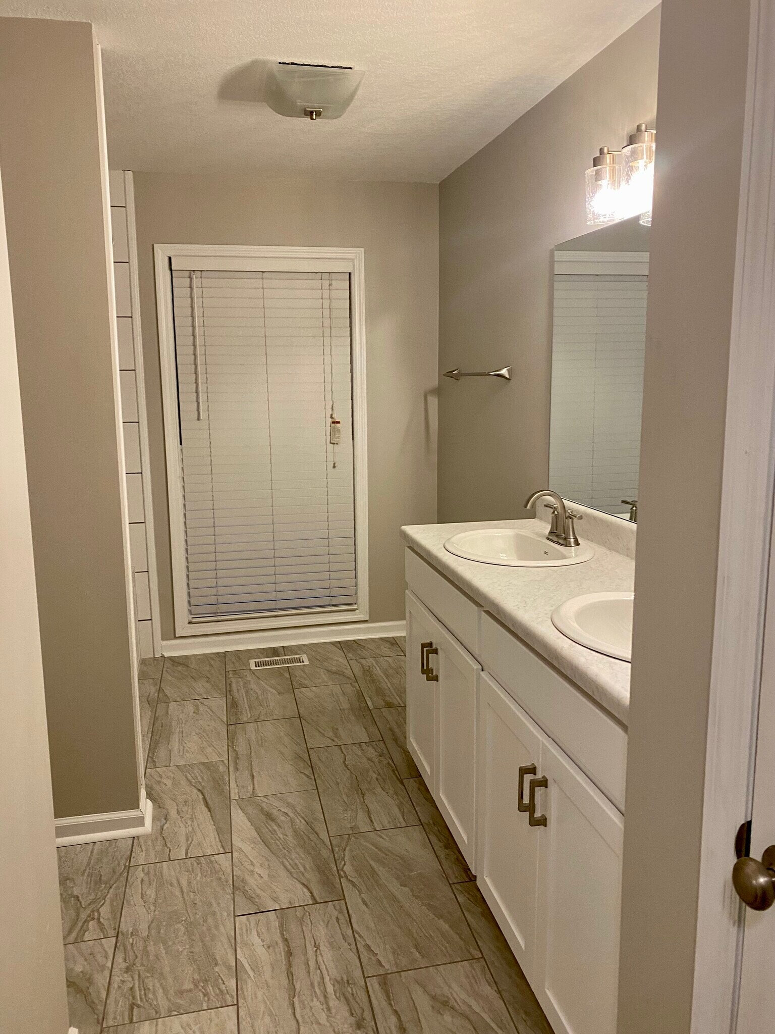 Building Photo - 302 Cherokee Dr