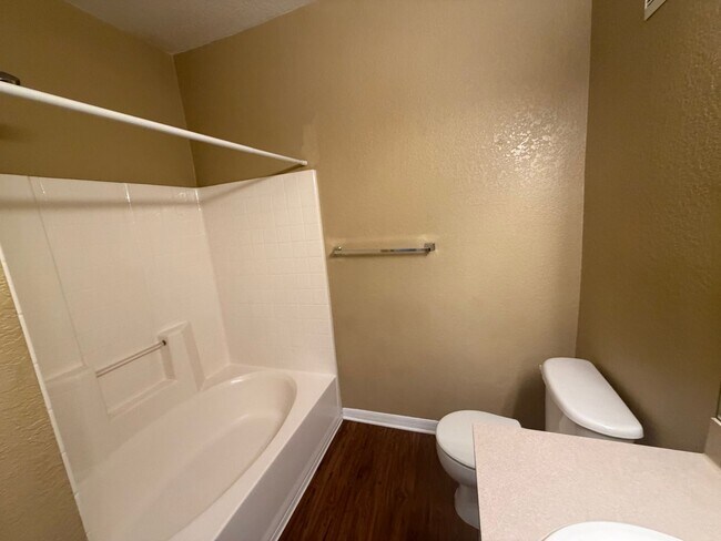 Building Photo - Beautiful 2 Bedroom Condo in Gated Crescent Place – Available Now!