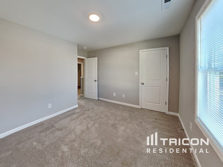 Building Photo - 105 Hockey Puck Wy