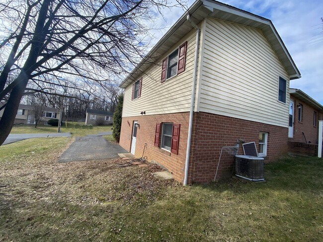 Building Photo - 408A Overlook Dr