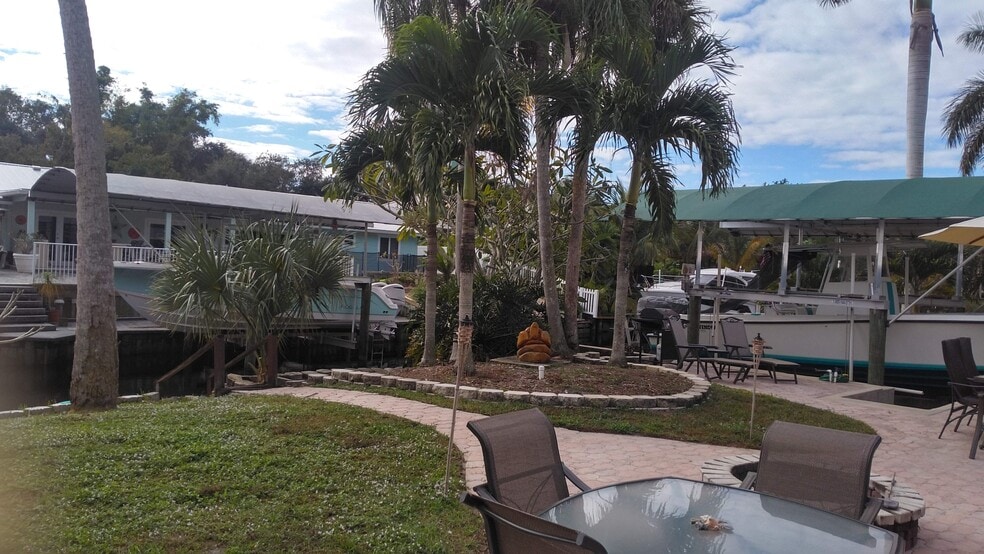 Building Photo - 755 SW Rustic Cir