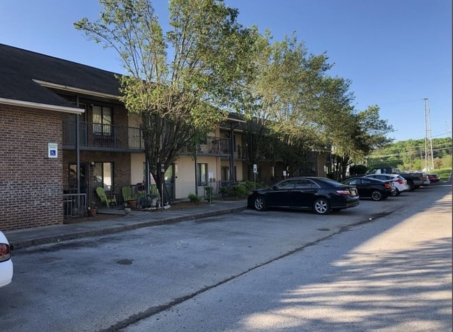 Building Photo - Twin Oaks Apartments