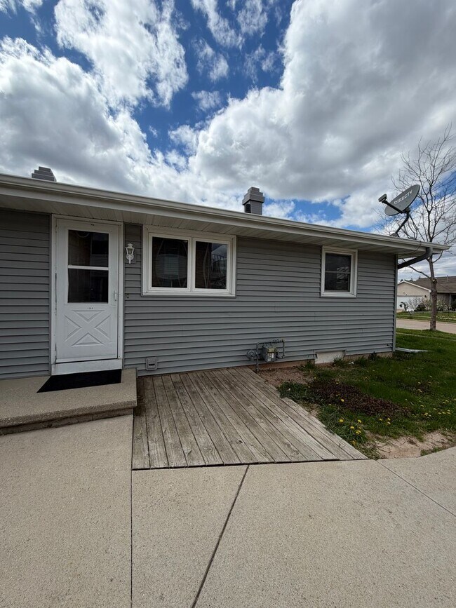Building Photo - Midpark Duplex