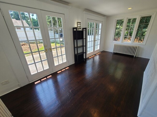 Building Photo - 4 bedrooms and 1.5 bathrooms, this home of...