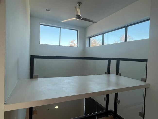 Building Photo - 1105 Altum St