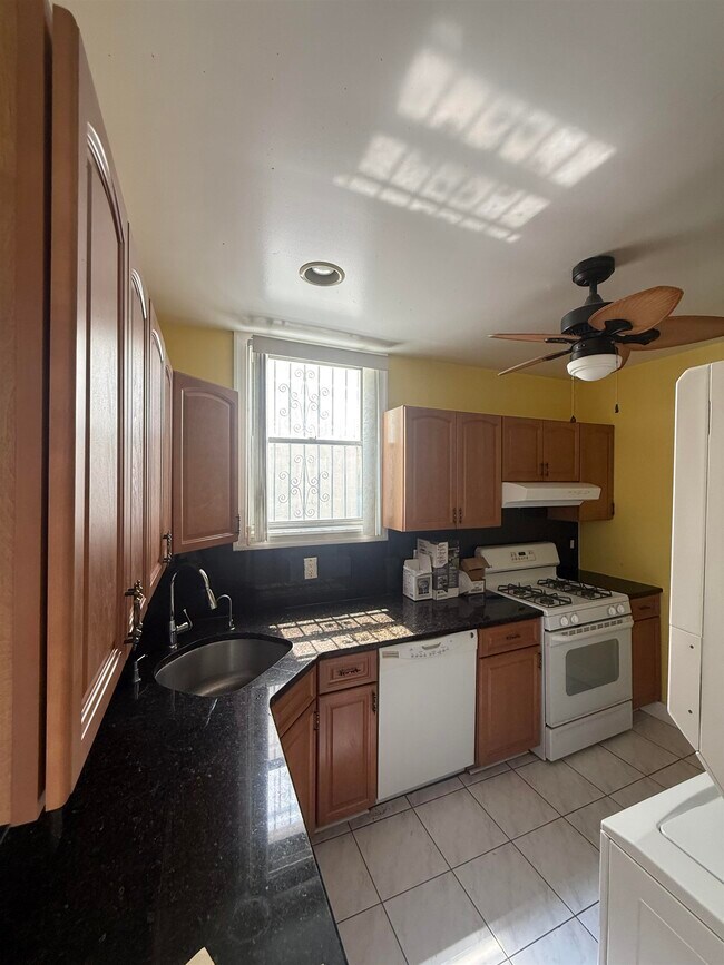 Building Photo - 417 42nd St