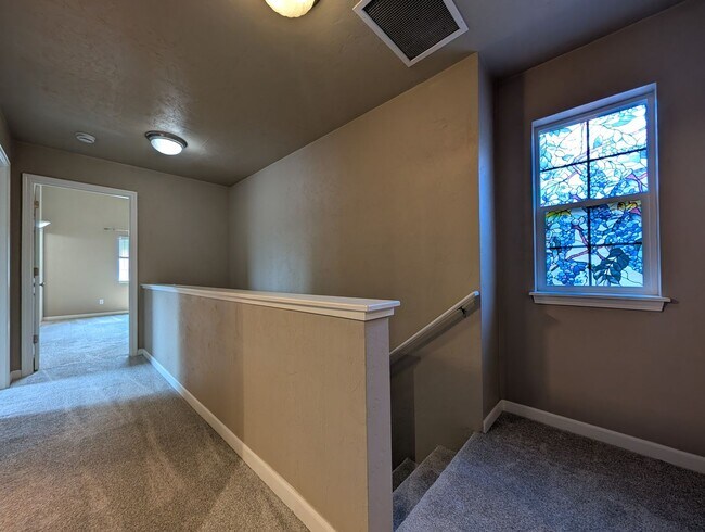 Building Photo - Beautiful 3-Bedroom, 2.5-Bath Home In River Road Area of Eugene!