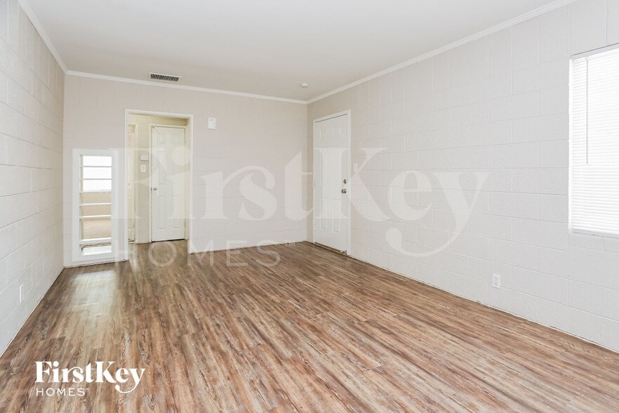 Building Photo - 619 Essex E Dr