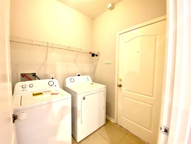 Building Photo - 5615 Brookhollow Oaks Trail