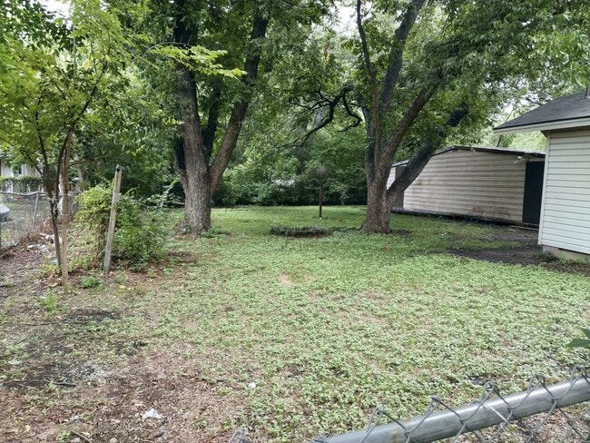 Building Photo - 3/2 Near Downtown Cleburne!