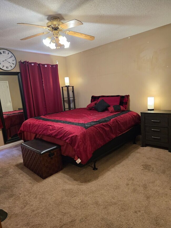 Building Photo - Pet Friendly Three Bedroom with Bonus!