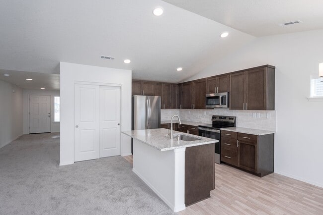 Building Photo - Charming 3 Bedroom Home