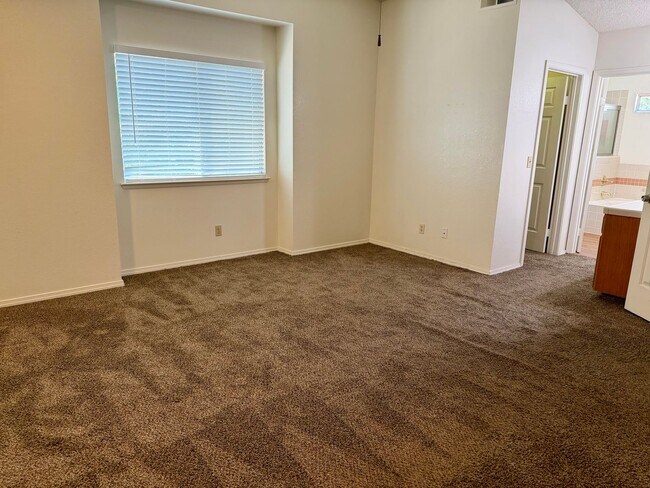 Building Photo - 4 Bed, 2.5 Bath Home with 3-Car Garage in Clovis Unified School District