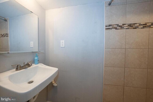 Building Photo - 232 Stoneway Ln