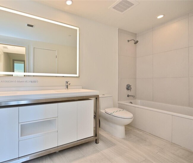 Building Photo - 2000 Metropica Wy