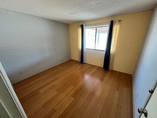 Building Photo - East- 3 bedroom/ 2 bathroom home with sparkling pool!