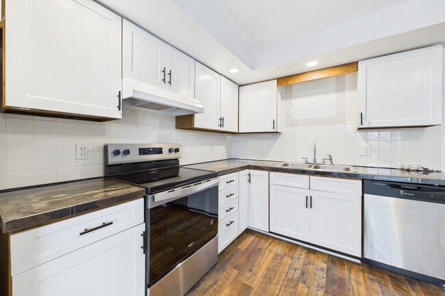 Building Photo - 20 Oak St