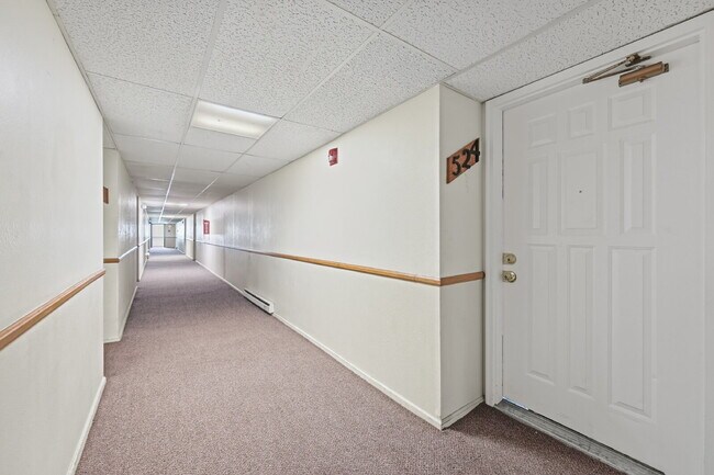 Building Photo - $1,470.95 - 2 Bed, 1 Bath Condo in Aurora with In Unit Laundry!