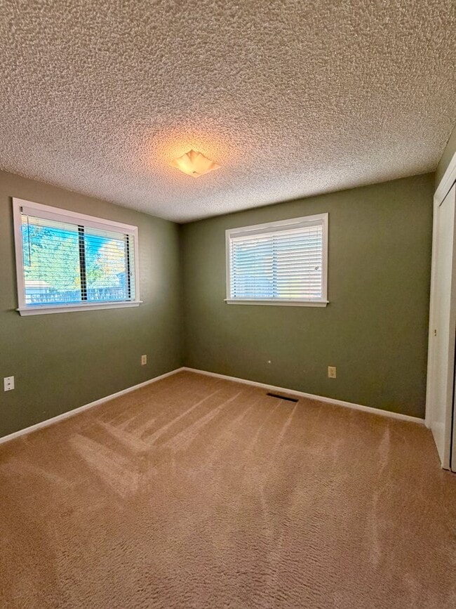 Building Photo - Amazing 3bed/2 bath with finished basement.