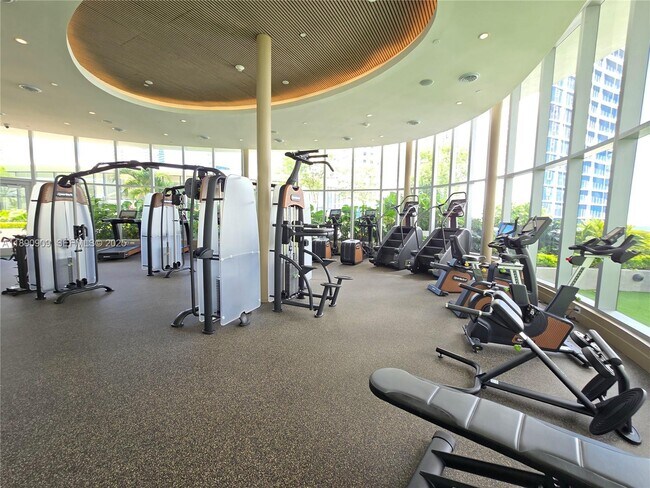 Building Photo - 700 NE 24th St