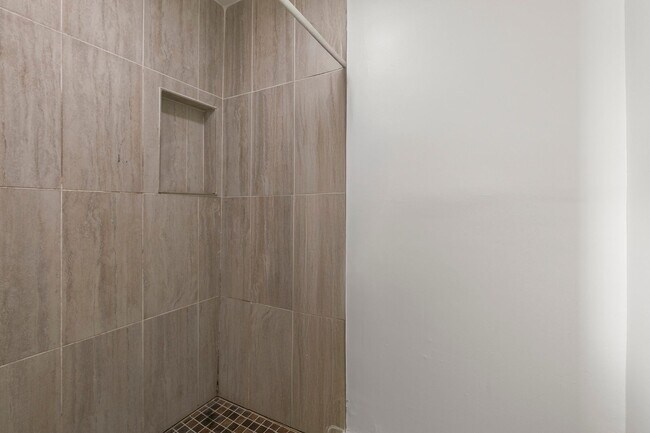 Building Photo - Updated Rental Home in South Omaha