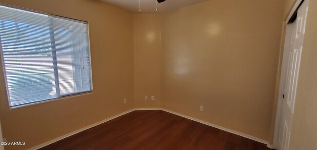 Building Photo - 4043 S Vineyard Ave